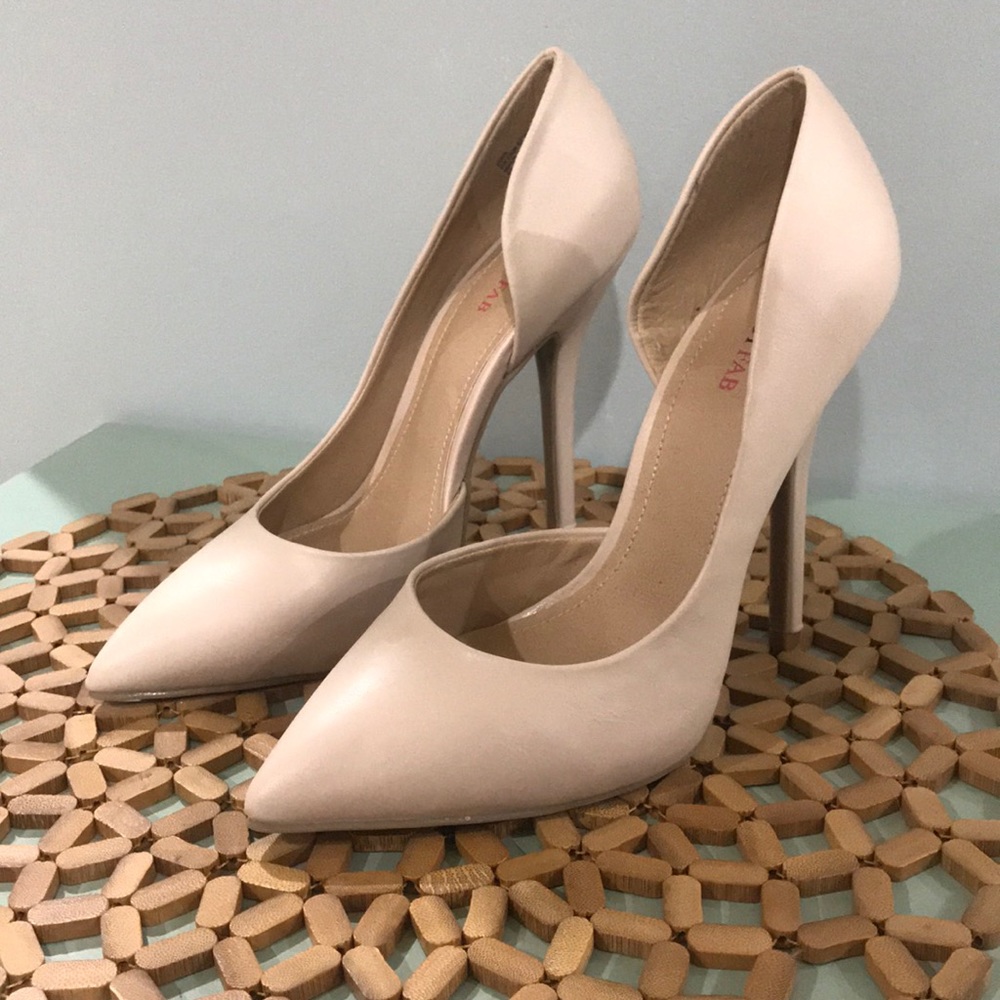Nude pumps